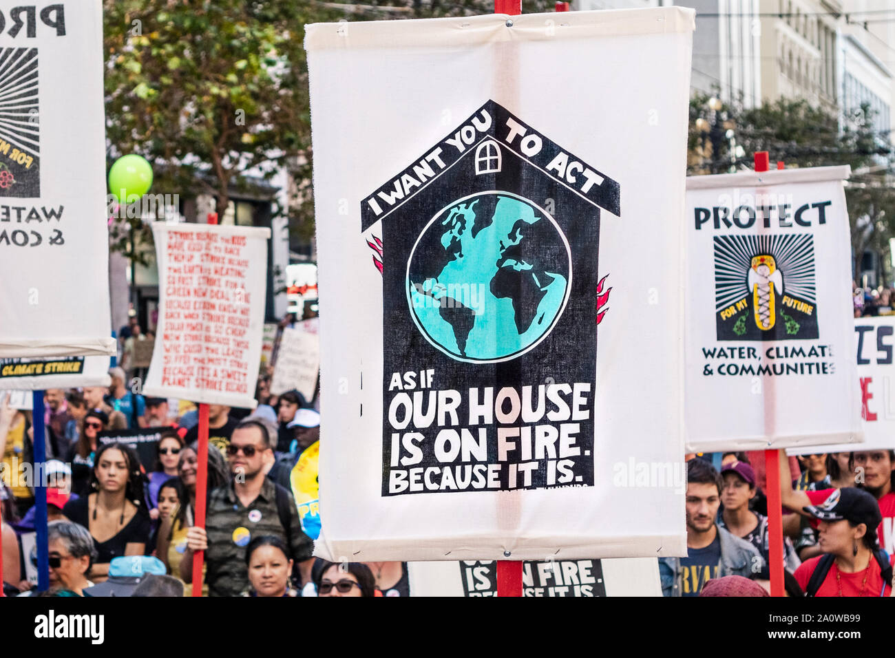 Sep 20, 2019 San Francisco/CA/USA - "ich will sie wie das Haus handeln ist auf Feuer, weil es ist." (Greta Thunberg) Plakat auf der globalen Clim angehoben Stockfoto