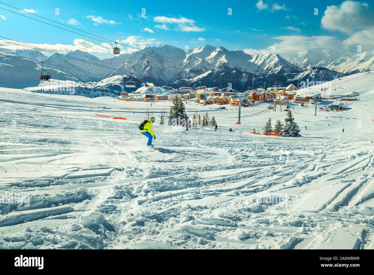 Skifahrer auf der Piste Ski bergab in die Französischen Alpen nach Blizzard. Freeride Skifahrer Skifahren im frischen Pulverschnee, Alpe d Huez, Frankreich, Europa Stockfoto