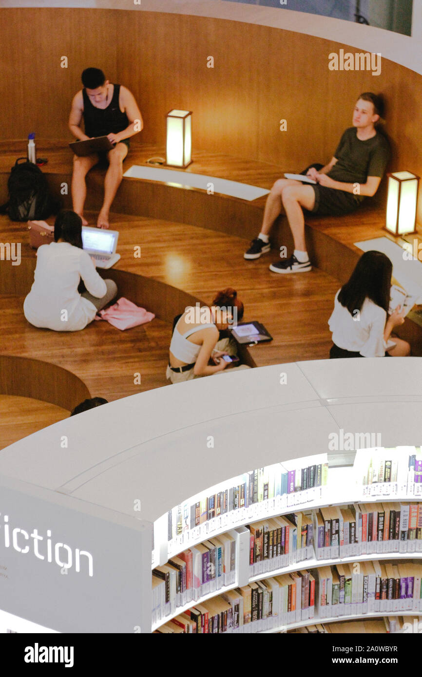 Buch Leser sammeln in der Bibliothek in Singapur zu lesen. Es wird gesagt, dass ÒWhenever sie ein gutes Buch lesen, irgendwo auf der Welt eine Tür öffnet zu ermöglichen Stockfoto