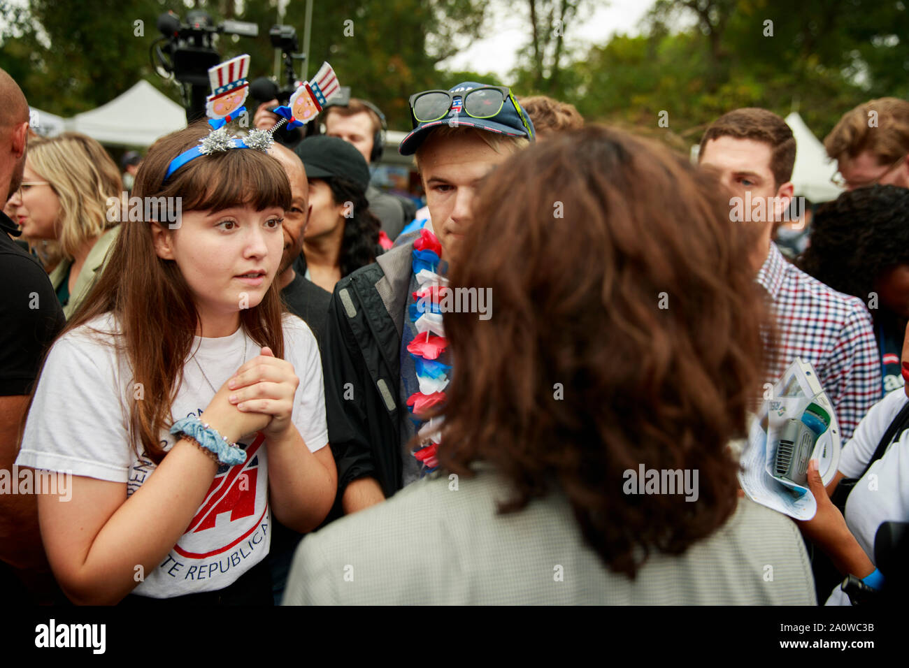 Befürworter sprechen zu demokratischen Kandidaten für das Amt des Präsidenten der Vereinigten Staaten Kamala Harris während der Polk County Steak braten, Samstag, September 21, 2019 unter Wasser funktioniert Park in Des Moines, Iowa. Die steak braten war der größte in der Iowa Geschichte und wurde von 12.000 Demokraten um von Iowa besucht. Das Event zog in der 17 Kandidaten für die demokratische Nominierung für das Amt des Präsidenten der Vereinigten Staaten. Die Iowa Kaukasus sind Montag, 3. Februar 2020 und obwohl keine primäre wird schmaler hinunter das Feld der Kandidaten für das Amt des Präsidenten vor der ersten Wahl primär im Bundesstaat New Hampshire. Stockfoto