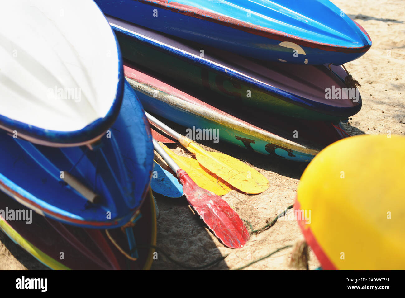 Kajaks auf Sand Strand. Bunte Boote vor der Küste. Urlaub und Reisen Sport. Stockfoto