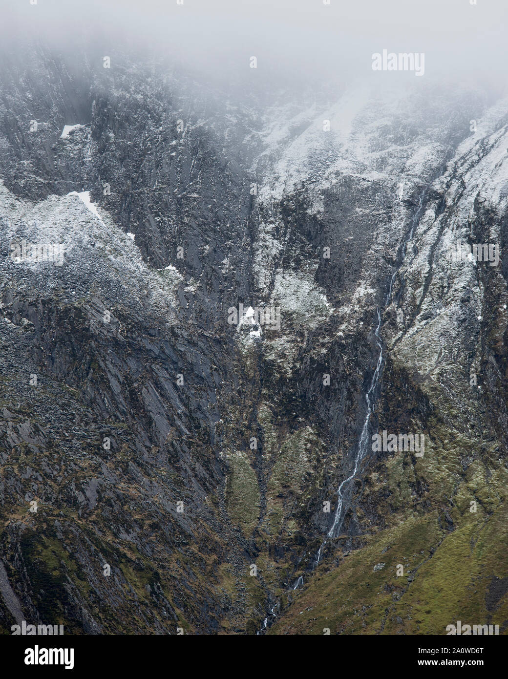 Atemberaubende dramatische Landschaft Bild von schneebedeckten Glyders Bergkette in Snowdonia im Winter mit bedrohlichen Wolken am Berg Erbse hängen Stockfoto