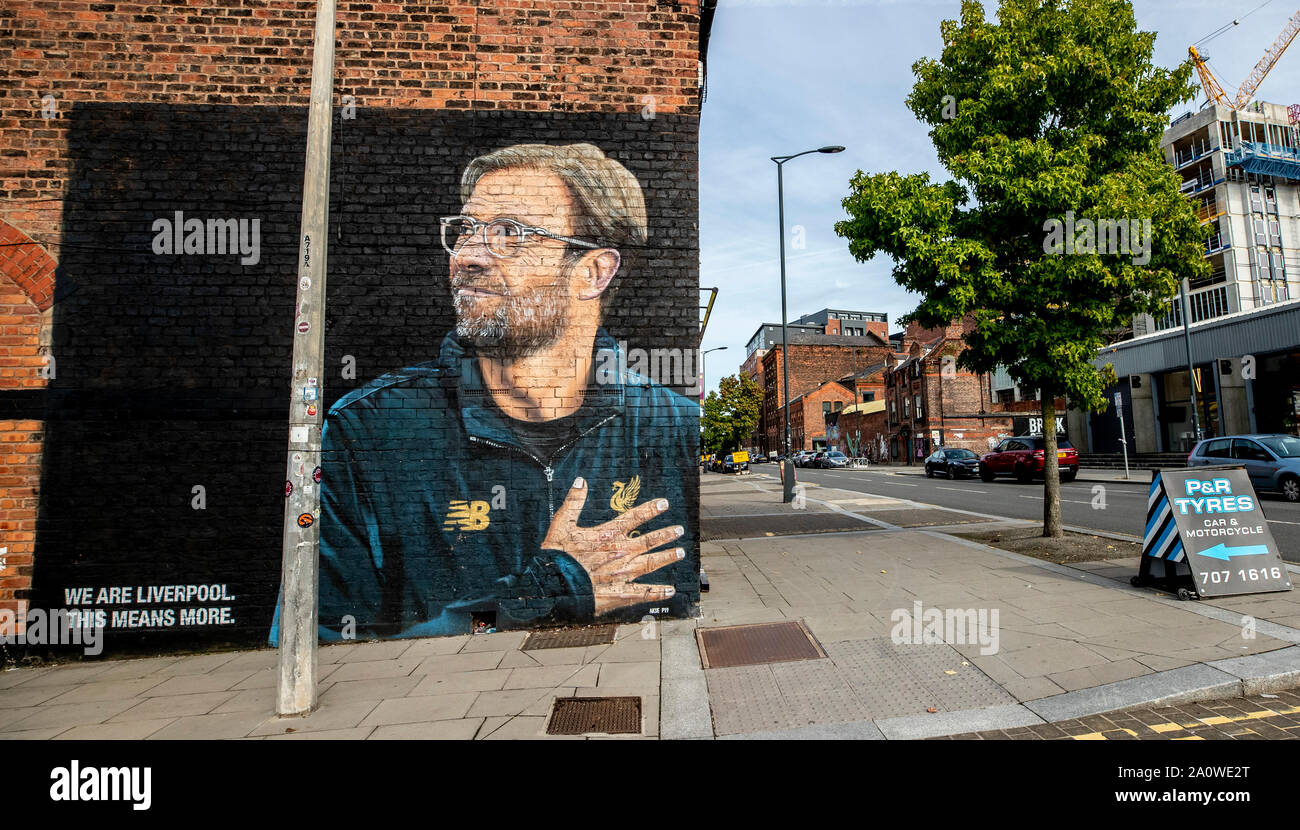 Liverpool FC Manager Jürgen Klopp Features auf der Seite einer Garage in der Ostsee Dreieck von Liverpool. Die Straßen der Stadt, mit Ausbrüchen von Farbe umgewandelt worden, als Künstler, die ihre Spuren. Stockfoto