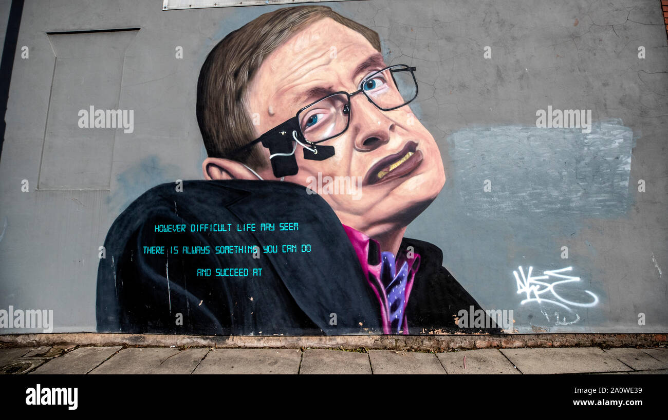 Auf 0001 am Montag, dem 23. September ein Wandbild des Physikers Stephen Hawking Features auf der Seite eines Gebäudes in Liverpool ein Embargo verhängt. Die Straßen der Stadt, mit Ausbrüchen von Farbe umgewandelt worden, als Künstler, die ihre Spuren. Stockfoto