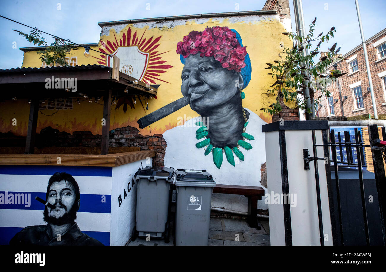 Auf 0001 am Montag, dem 23. September eine Kubanische themed Wandbild mit den argentinischen Revolutionär Che Guevara, an der Seite eines Restaurant in Liverpool, bemalt mit einem Embargo belegt. Die Straßen der Stadt, mit Ausbrüchen von Farbe umgewandelt worden, als Künstler, die ihre Spuren. Stockfoto