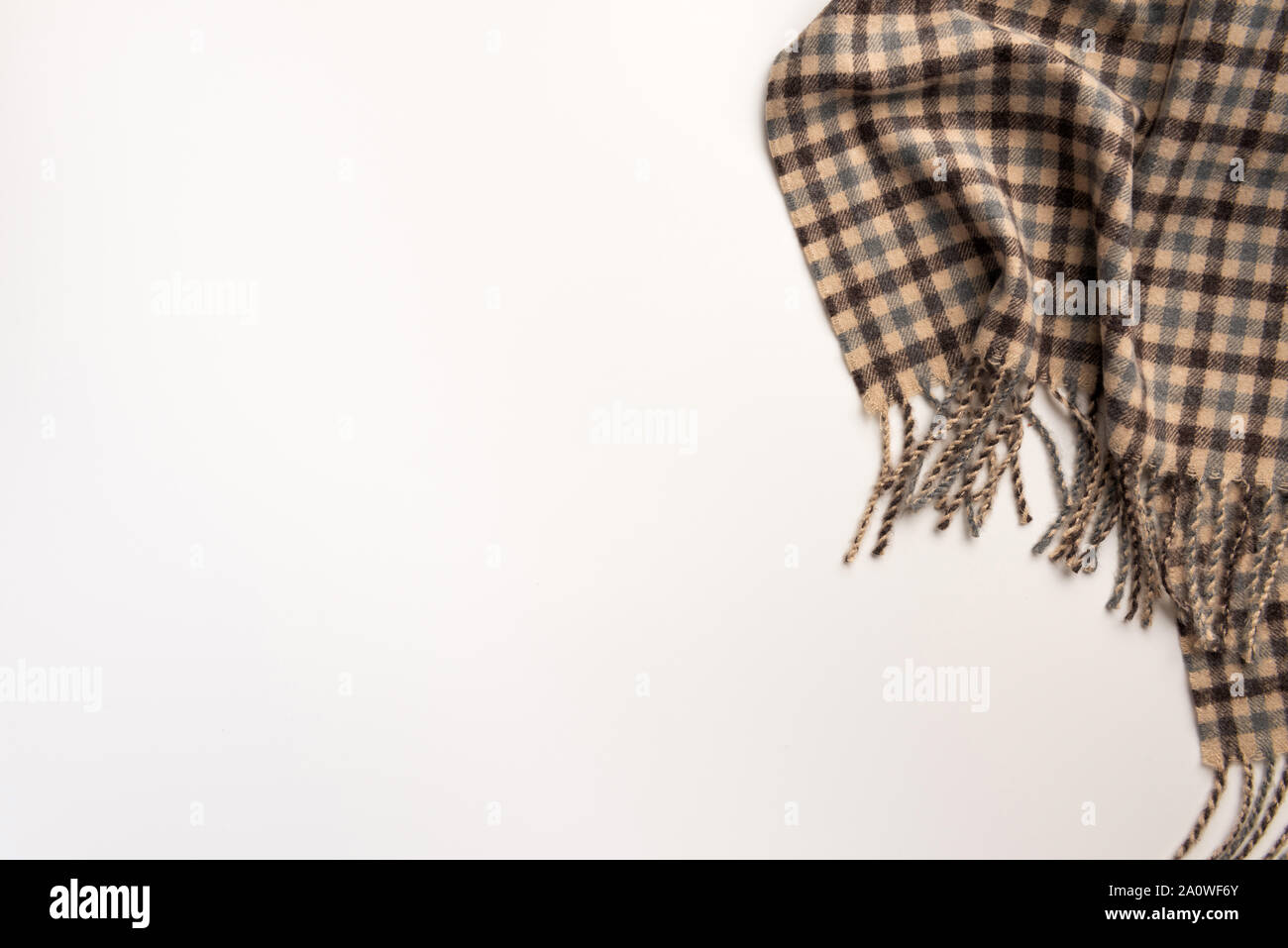 Warmer Schal auf weißem Hintergrund. Flach. Stockfoto
