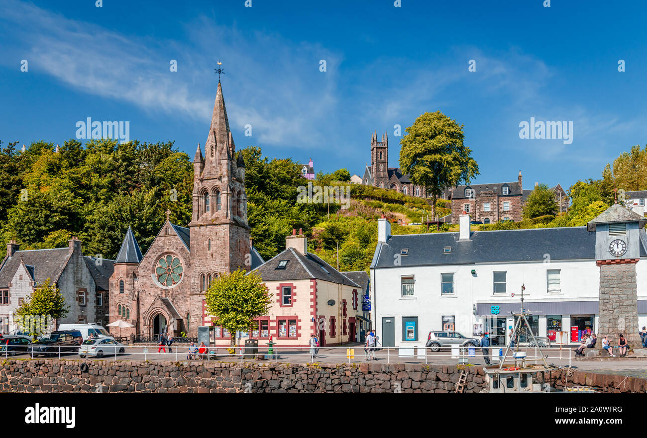 Blick auf den Hafen (Main St) mit der Evangelischen Kirche. Tobermory ist die Hauptstadt von Mull, Schottland, Vereinigtes Königreich. Stockfoto