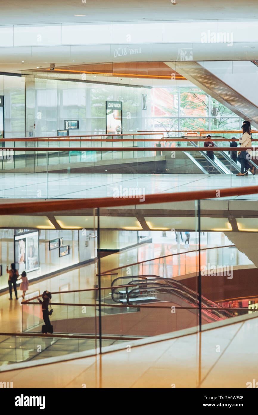 Innenraum der high end Shopping Mall in Guangzhou, Taikoo Hui. Stockfoto