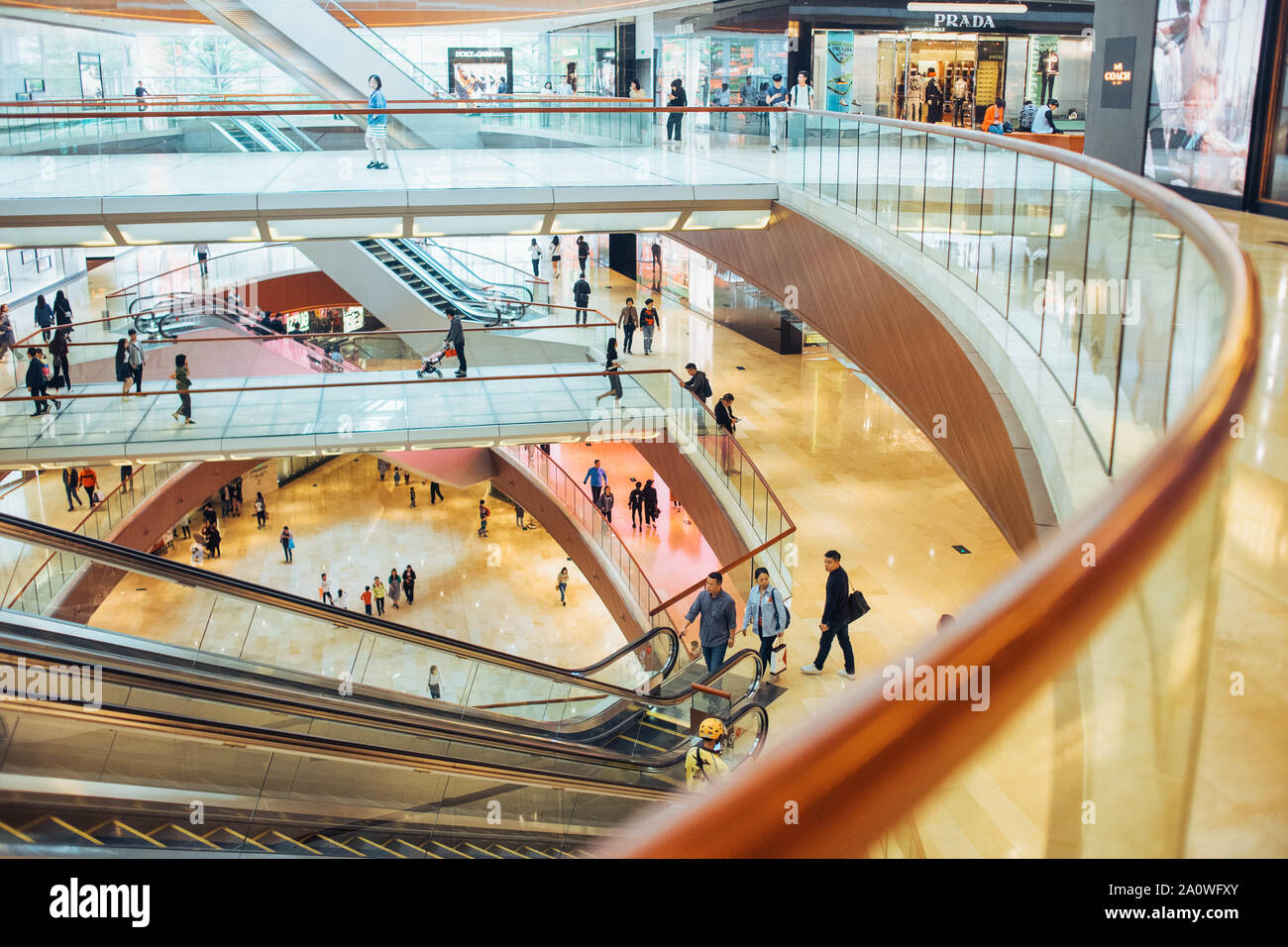 Innenraum der high end Shopping Mall in Guangzhou, Taikoo Hui. Stockfoto