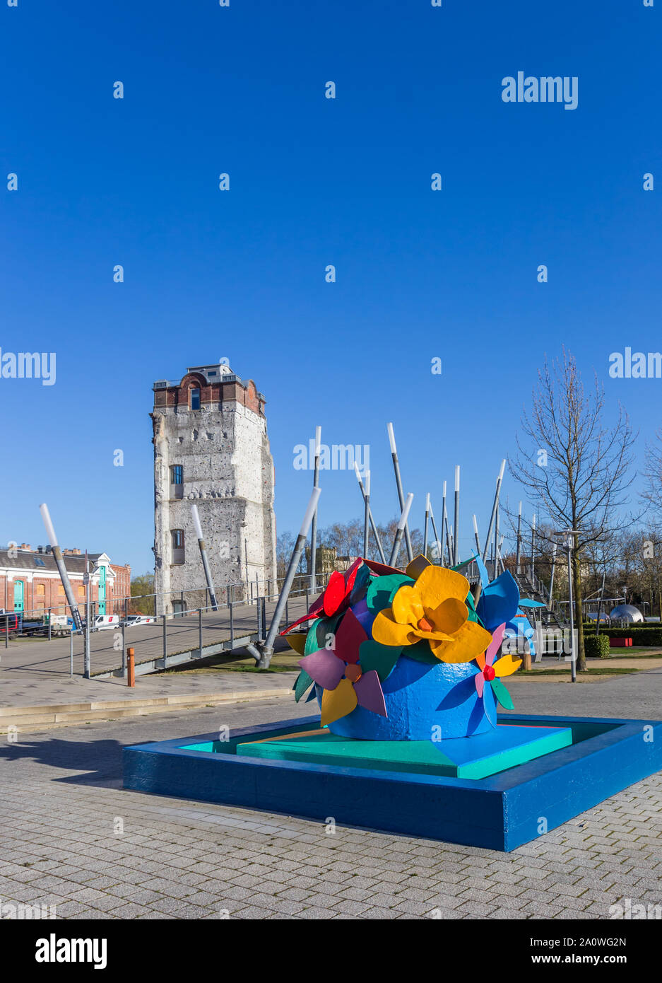 Bunte Blume Skulptur und Kletterwand in Gronau, Deutschland Stockfoto