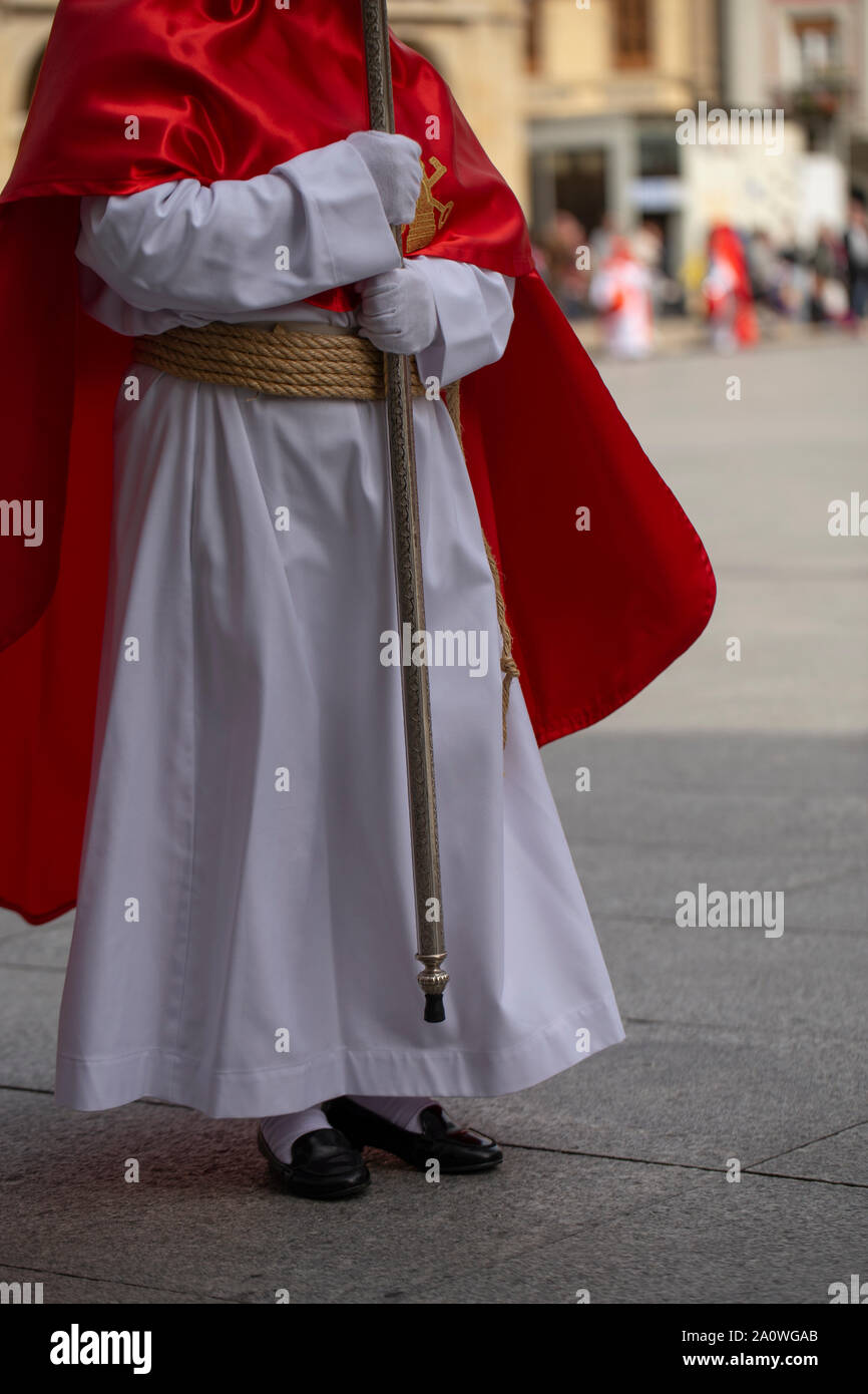 Büßer mit einem Kreuz in einer Prozession Stockfoto