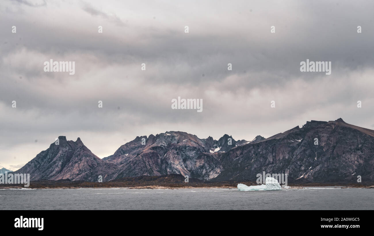 Detail der fjord Skjoldungen, einer Insel in der südöstlichen Küste von Grönland. Stockfoto