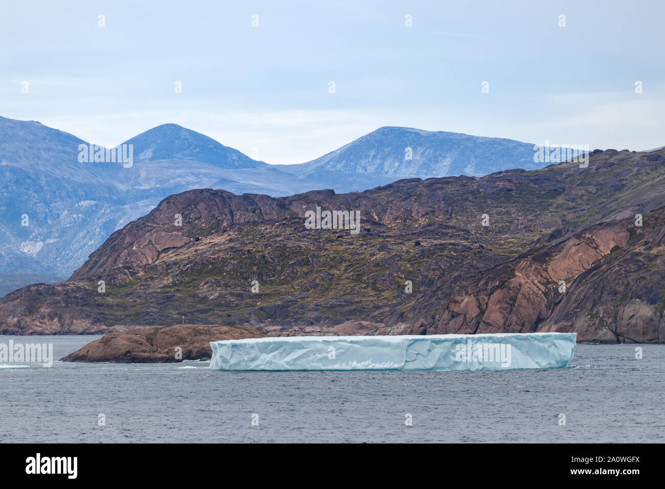 Eisberg am Skjoldungen Fjord, eine Insel an der Küste in der südöstlichen Küste von Grönland. Stockfoto