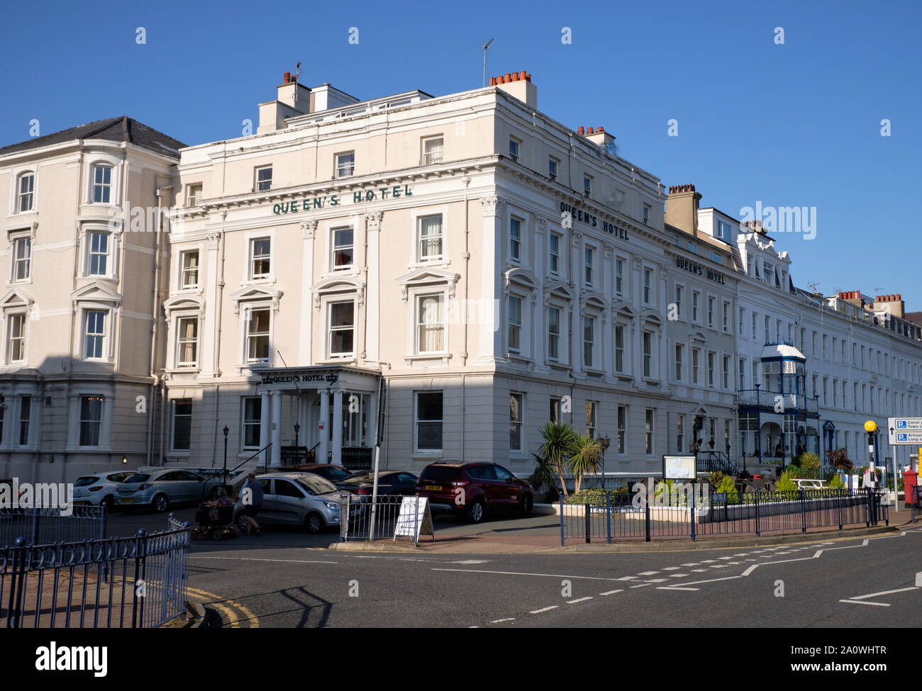 Das Queen's Hotel auf der Esplanade in Llandudno Stockfoto