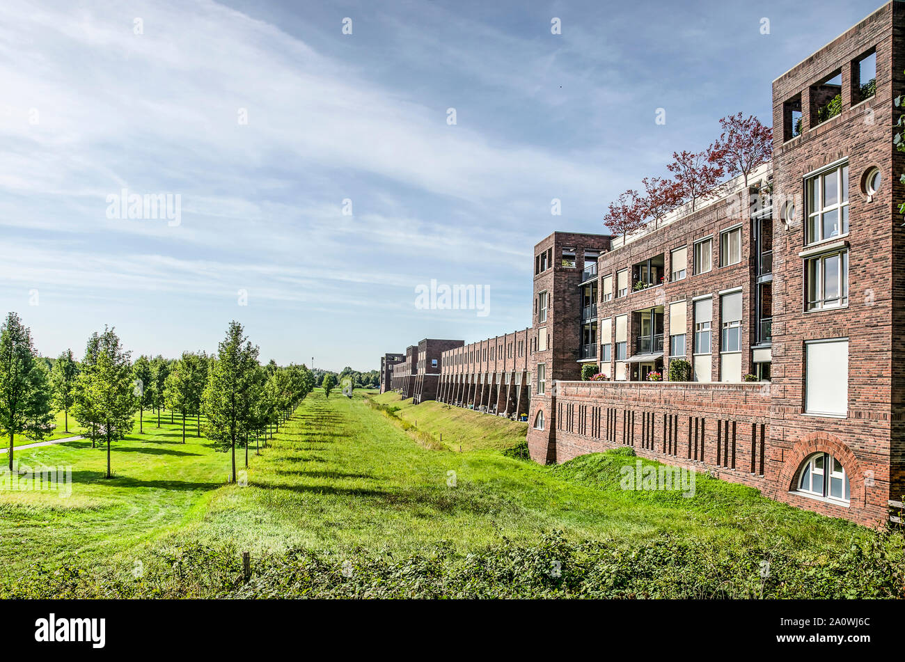 Den Bosch, Niederlande, 20. September 2019: Blick entlang der South East Gesicht der Wohnviertel Haverleij Schloss, im starken Kontrast mit seinen grünen Surr Stockfoto