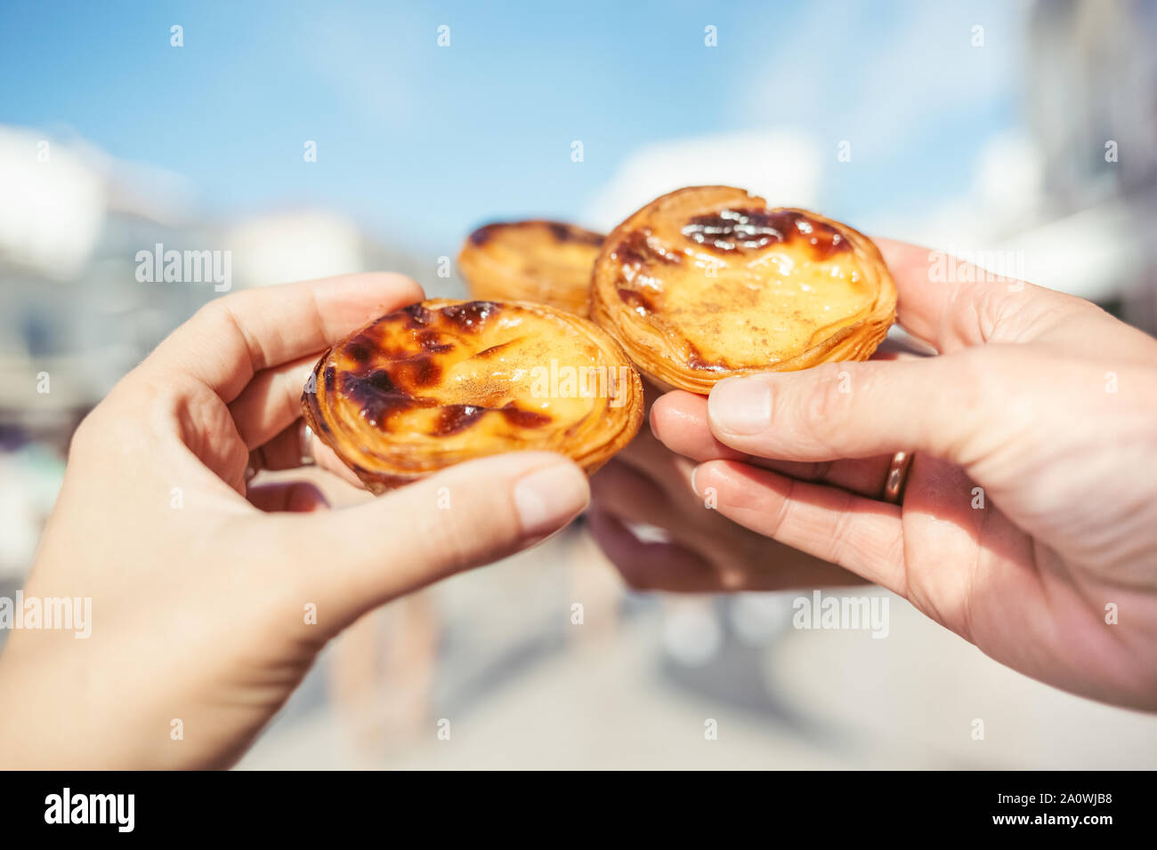 Traditionelle portugiesische Desserts in der Frau die Hände. Pastel de Nata. Stockfoto