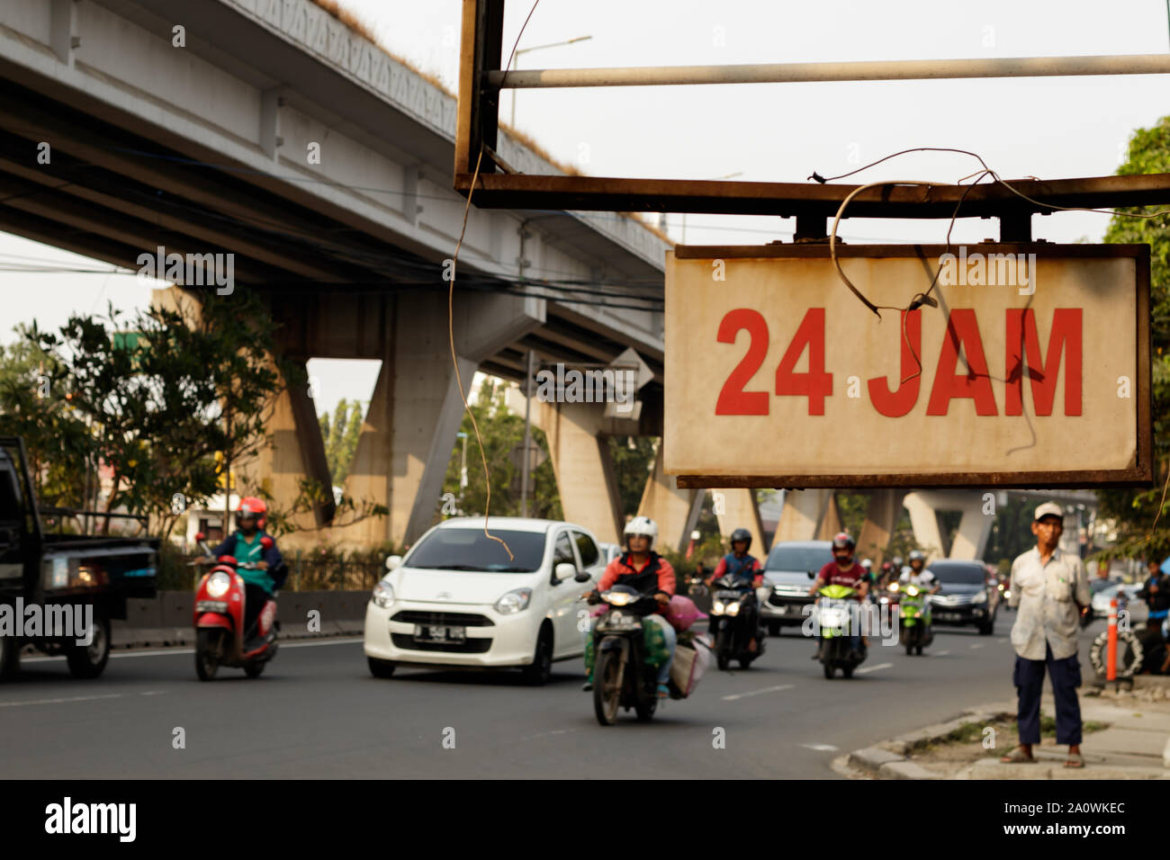 Jakarta/Indonesien - 09 Juni 2018: 24 STAU am Straßenrand Zeichen in Jakarta, Indonesien Stockfoto