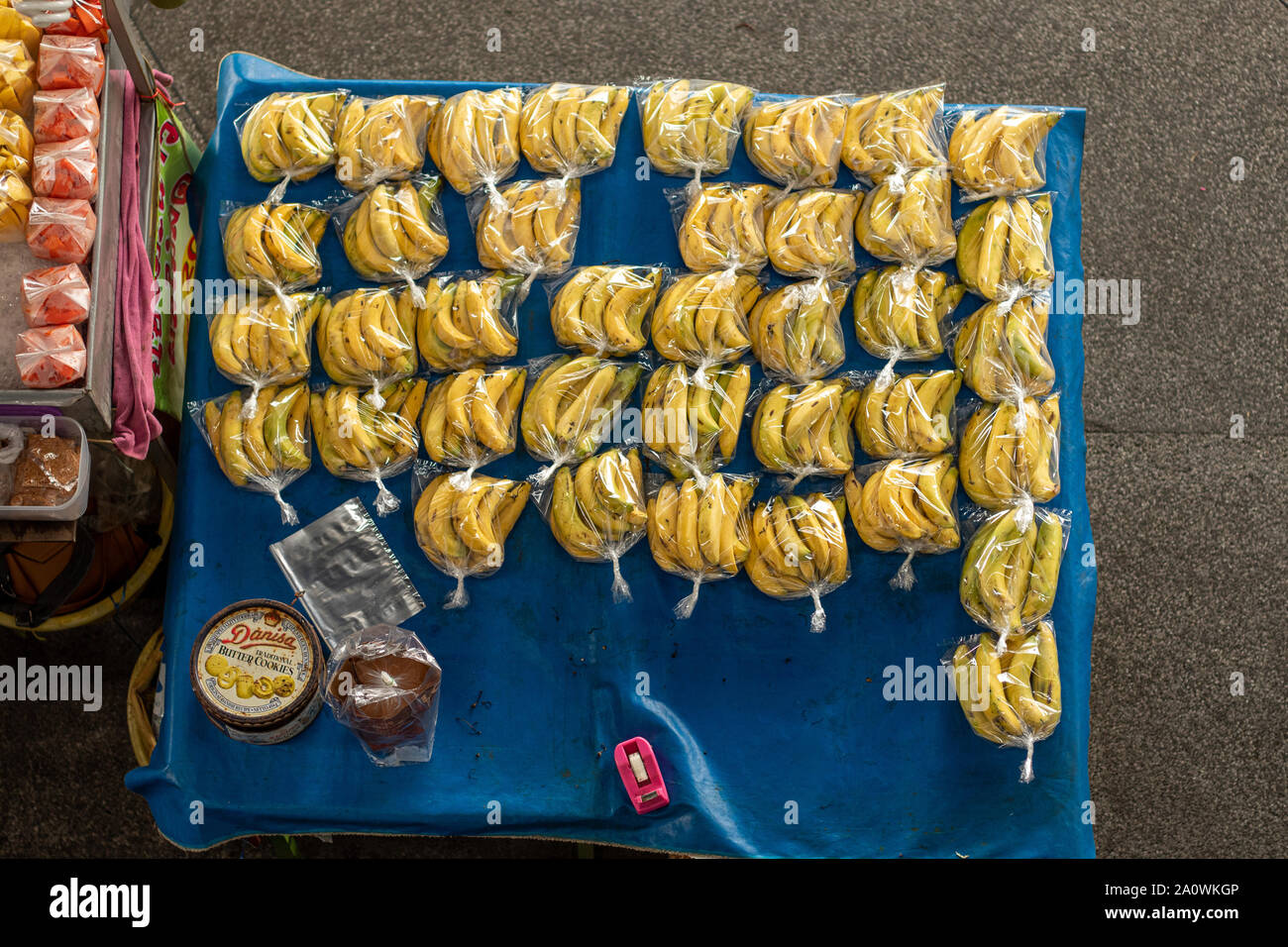 Bangkok/Thailand - 22. Mai 2018: Bananen in Plastiktüten auf Verkauf in Bangkok Thailand gewickelt Stockfoto
