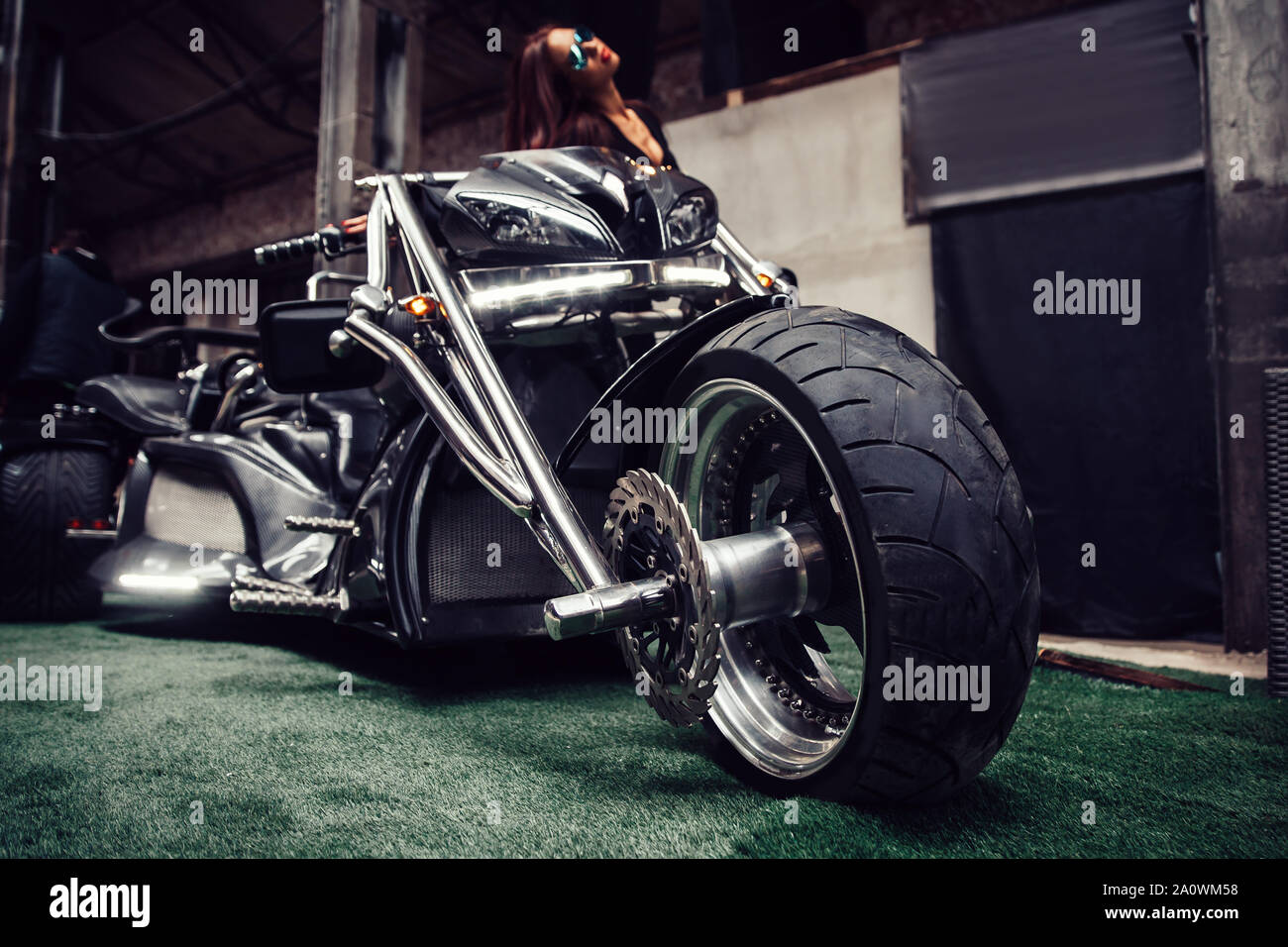 Junge Frau, die in der Nähe von eine neue Trike Stockfoto