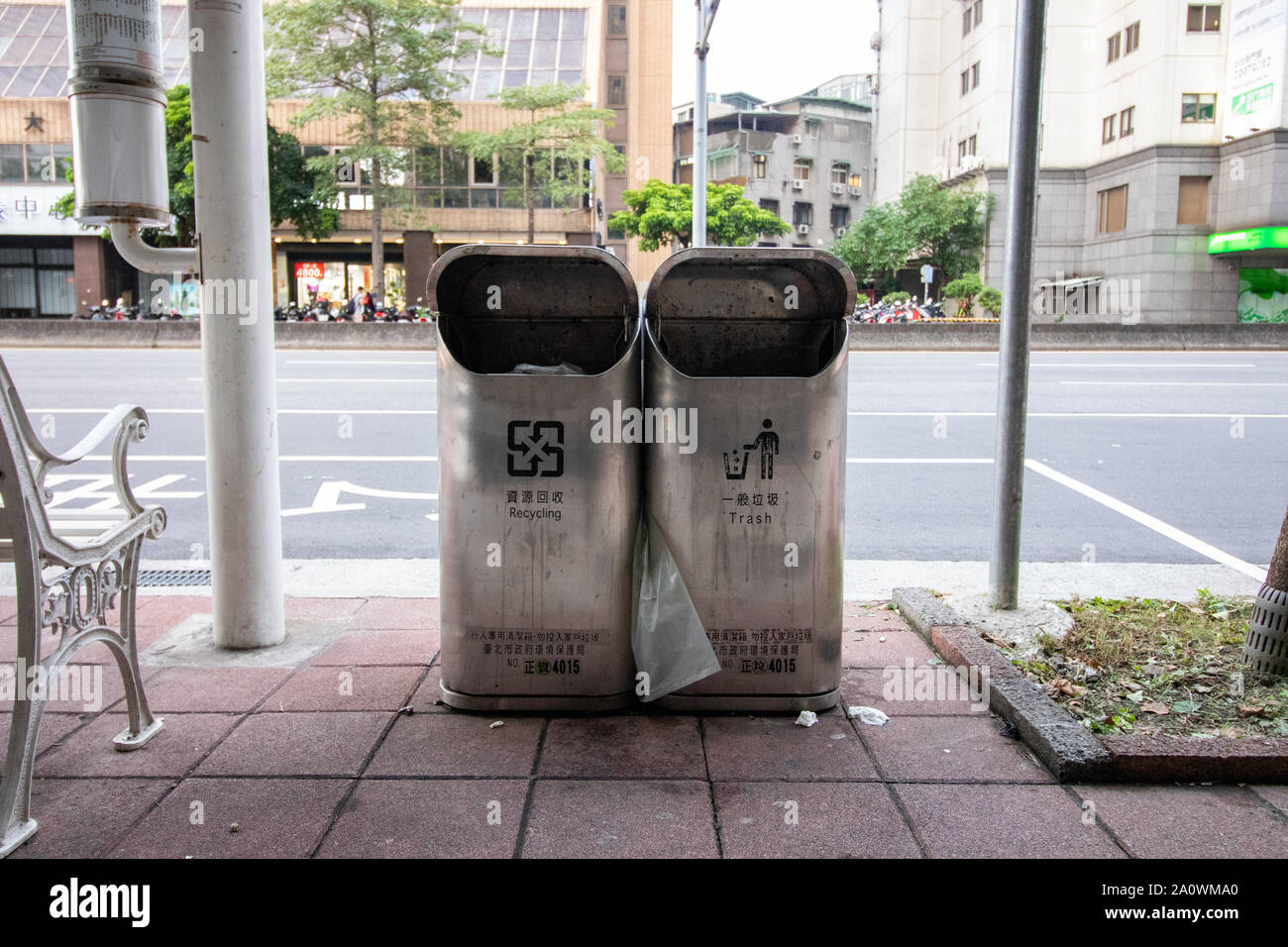 Taipei/Taiwan - 12. August 2018: Mülleimer an der Seite der Straße in Taipei Taiwan Stockfoto