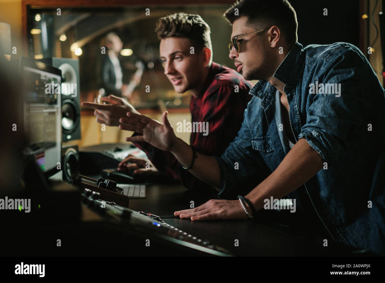 Sound Engineer arbeiten im Music Studio. Stockfoto