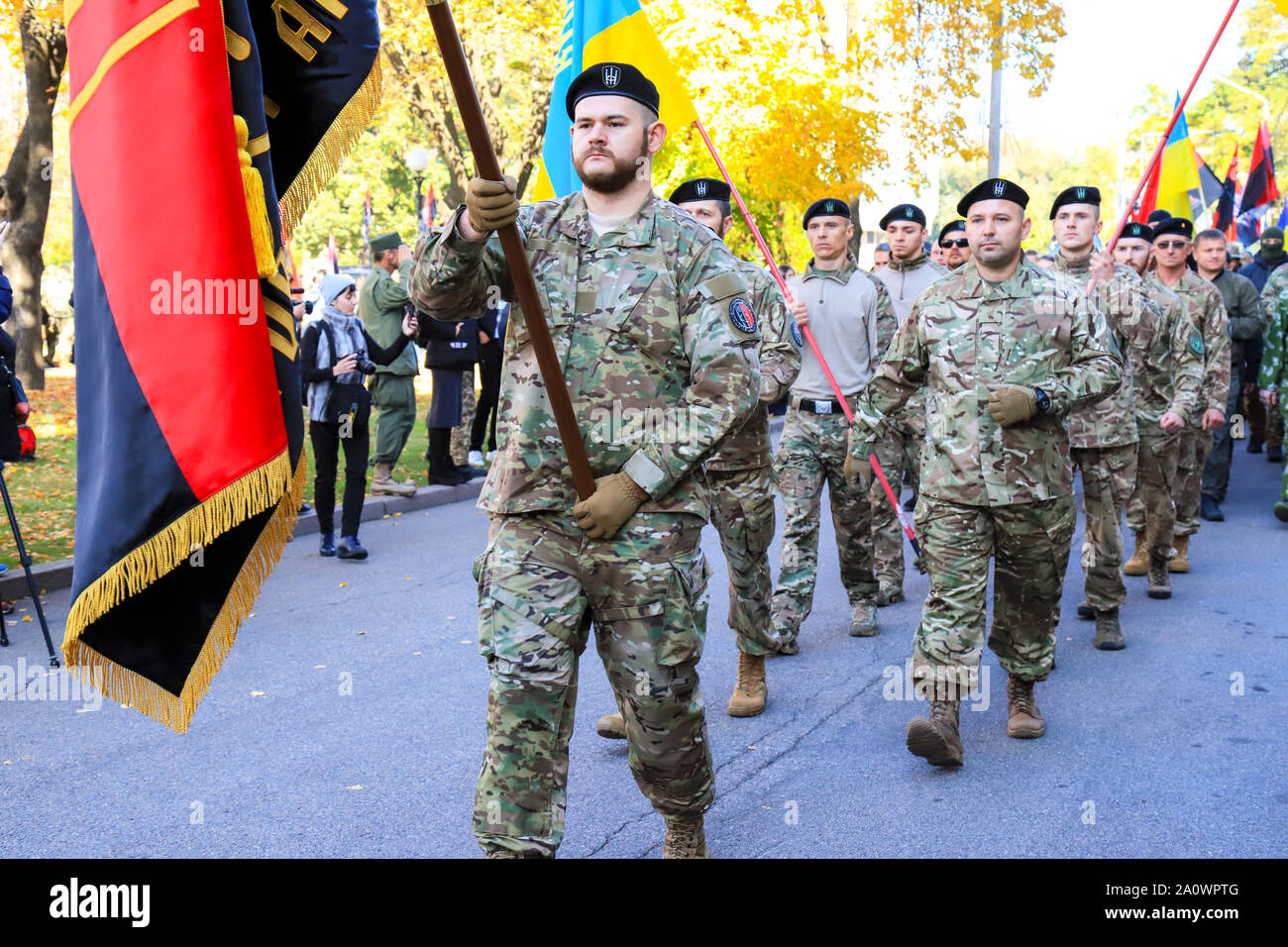 Dnipro Stadt, Ukraine, 10. 14. 2018. Verteidiger der Ukraine. Soldaten der freiwilligen Bataillon der ukrainischen Armee mit einem schwarzen red flag März an. Stockfoto