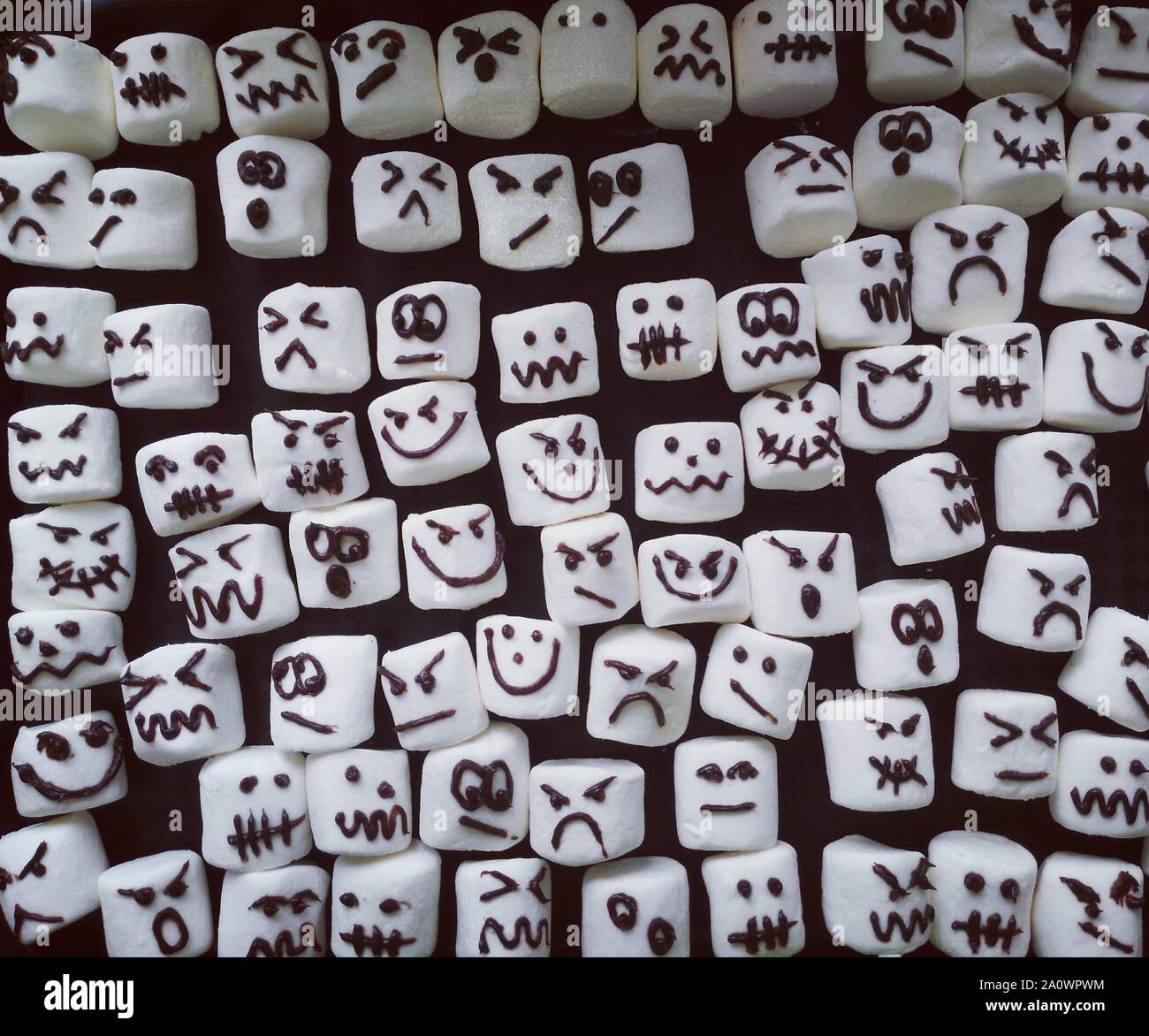 Hand Made gruselige Gesichter Marshmallows für Halloween Stockfoto