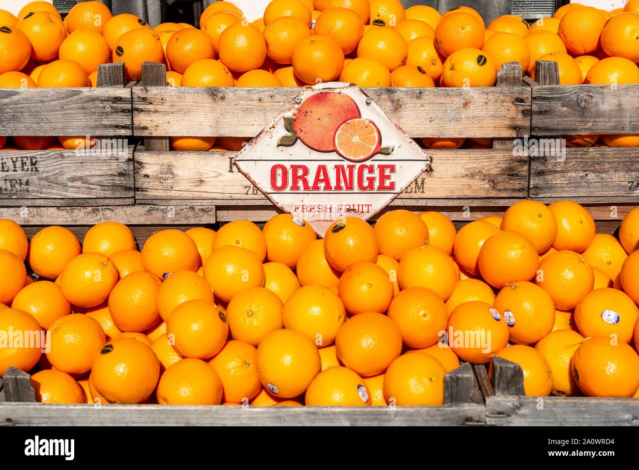 Orangen, frisch Früchte in einer Kiste gestapelt, Japan Stockfoto