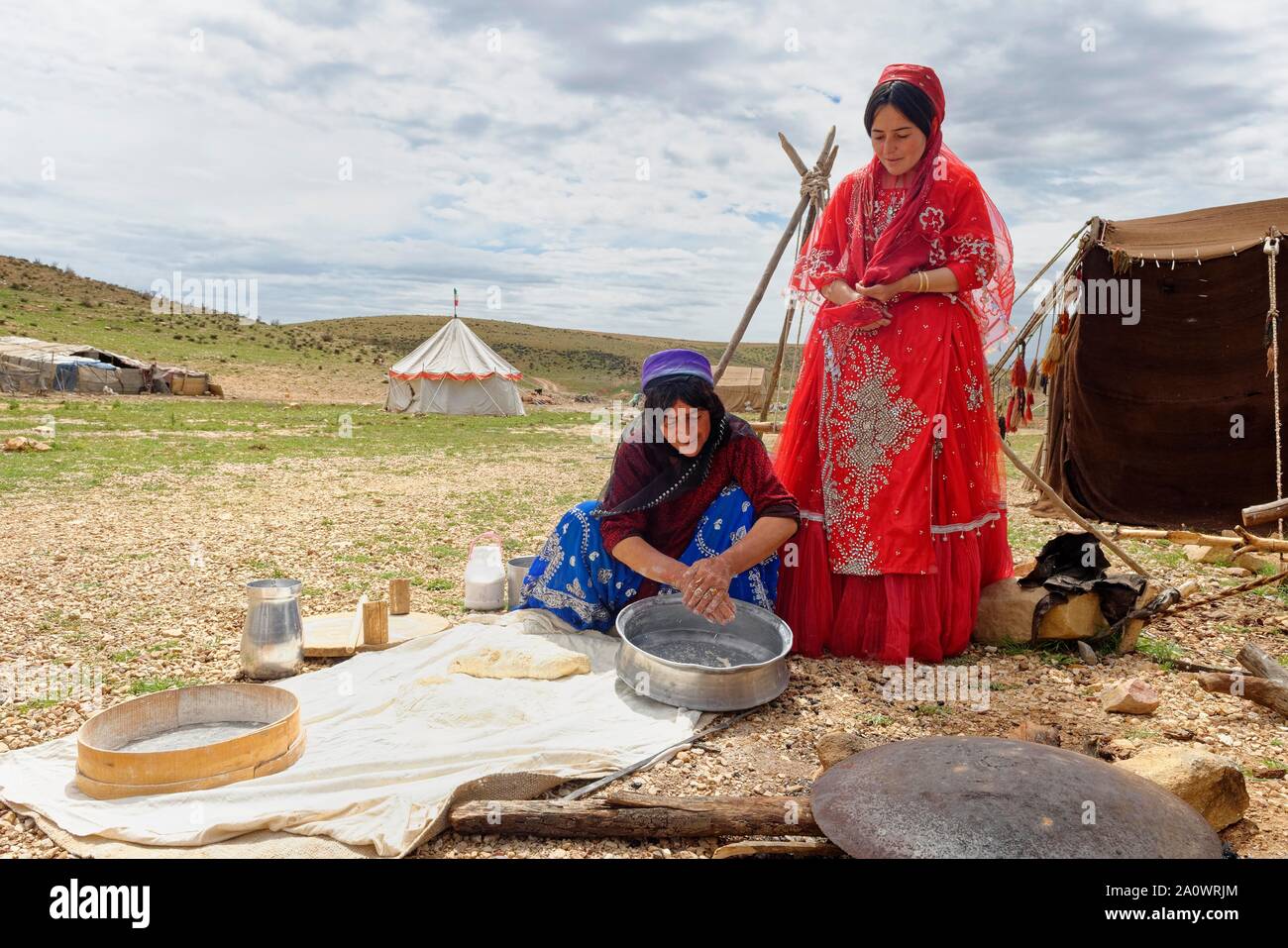Qashqai Frauen Brotbacken im Qashqai Nomaden Camp, Provinz Fars, Iran Stockfoto