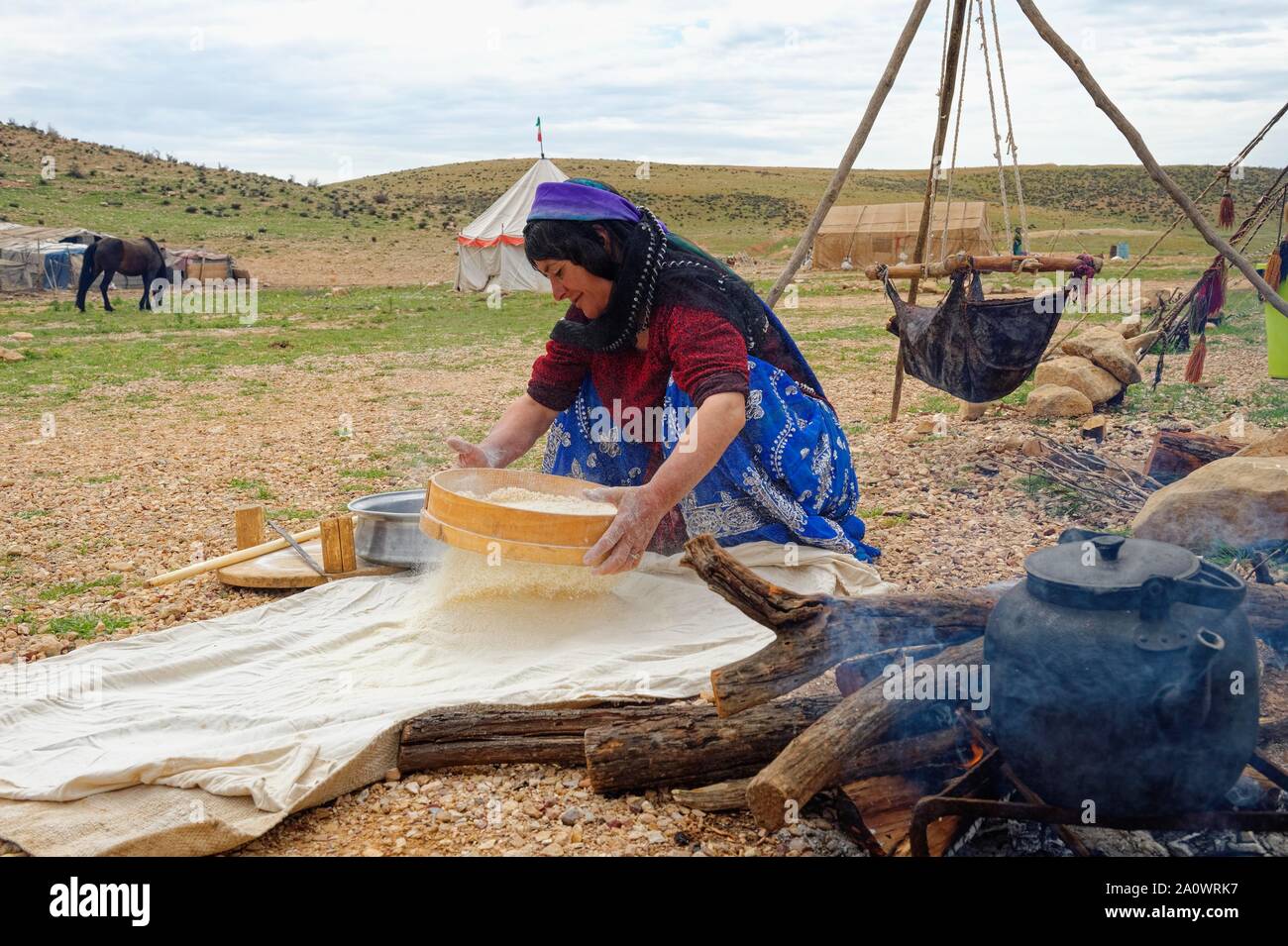 Qashqai Frau Brotbacken im Qashqai Nomaden Camp, Provinz Fars, Iran Stockfoto