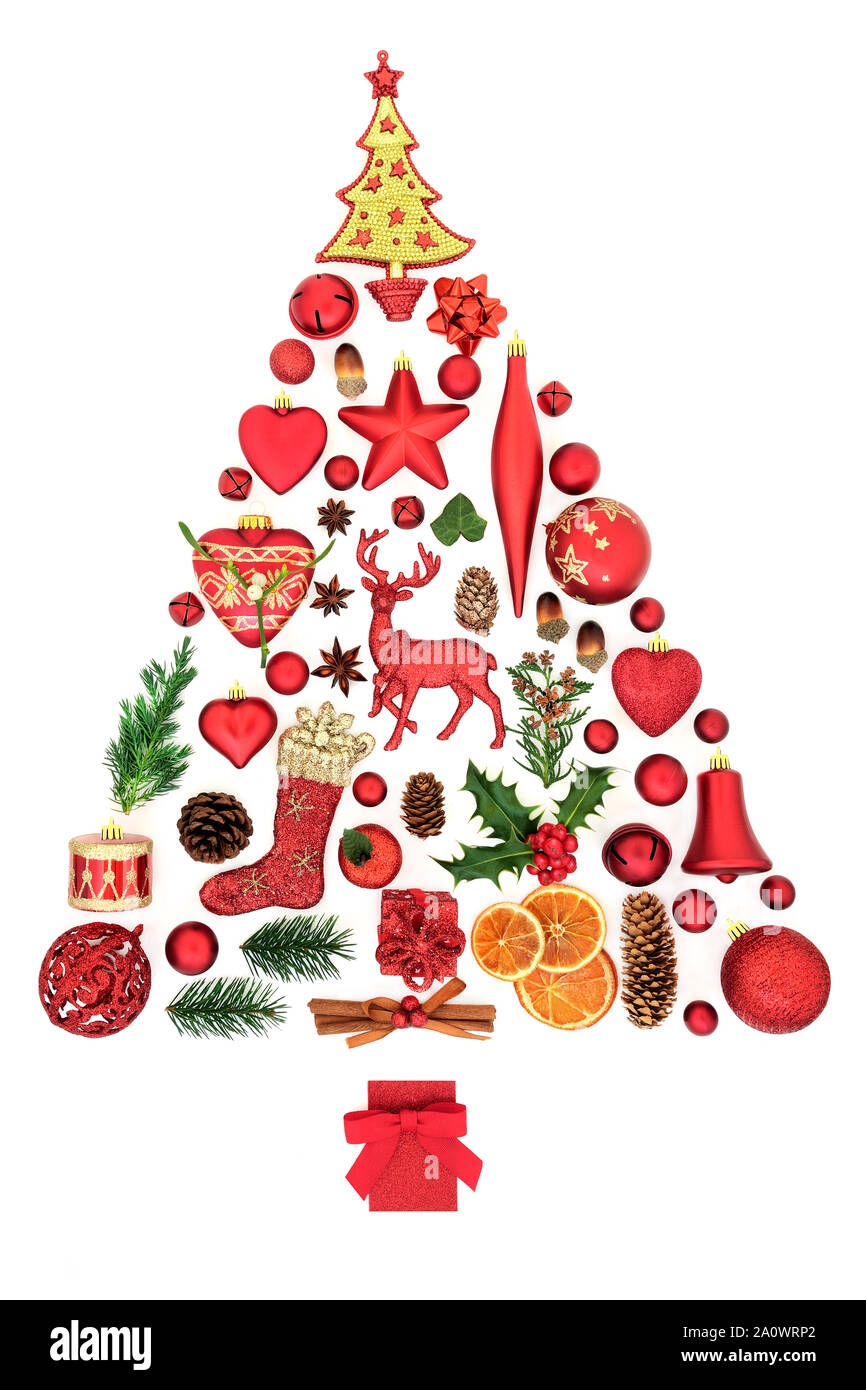 Abstrakte Christbaumschmuck mit Christbaumkugeln, Essen, winter Flora, Ornamente und Symbole auf weißem Hintergrund. Traditionelle Thema für die festliche Meere Stockfoto