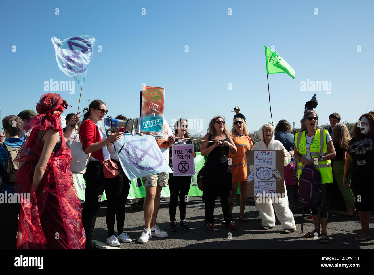 Dover, Großbritannien. 21. September 2019. Aussterben Rebellion Protest gegen die Einfuhr von Lebensmitteln in Großbritannien, die einen hohen CO2-Ausstoß und kann in Großbritannien selbst in der Nähe der Hafen von Dover, angebaut werden, was zu Verkehrsbehinderungen auf den Straßen in und um Dover. Credit: Joe Kuis/Alamy Nachrichten Stockfoto