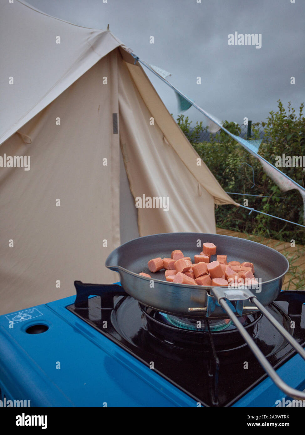Kochen Würstchen auf einem Campingkocher in der Nähe des Camping Zelt  Stockfotografie - Alamy