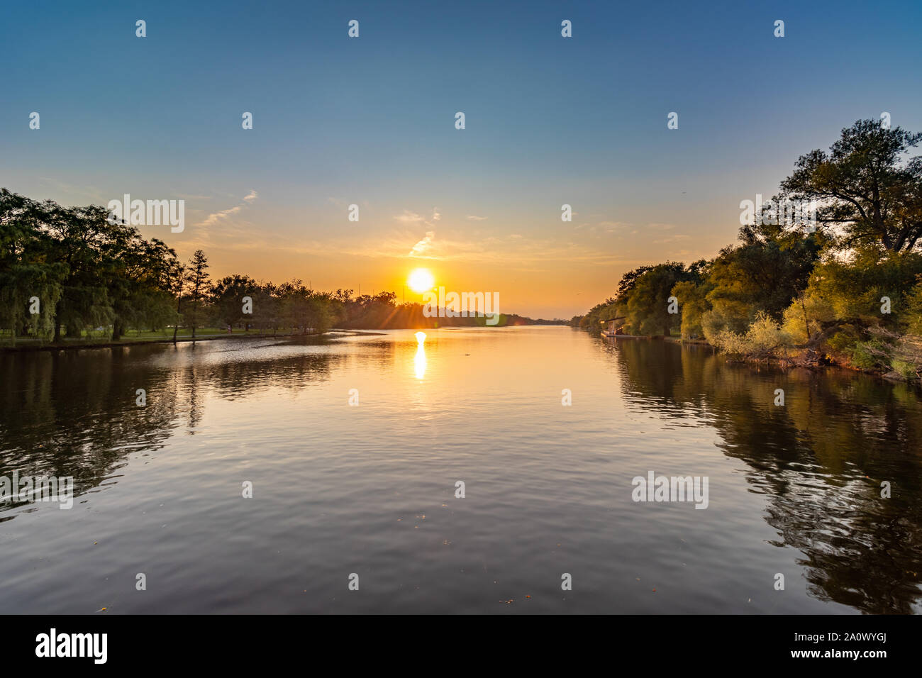 Sonnenuntergang über den Lake Ontario von den Toronto Islands. Ein Blick von der Mittleren Brücke. Stockfoto