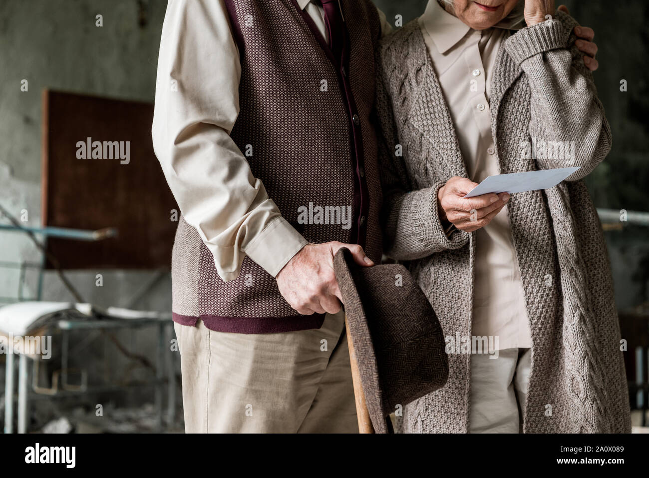 7/8-Ansicht von rentnerehepaar stehend in verlassenen Schule und Betrieb Foto Stockfoto