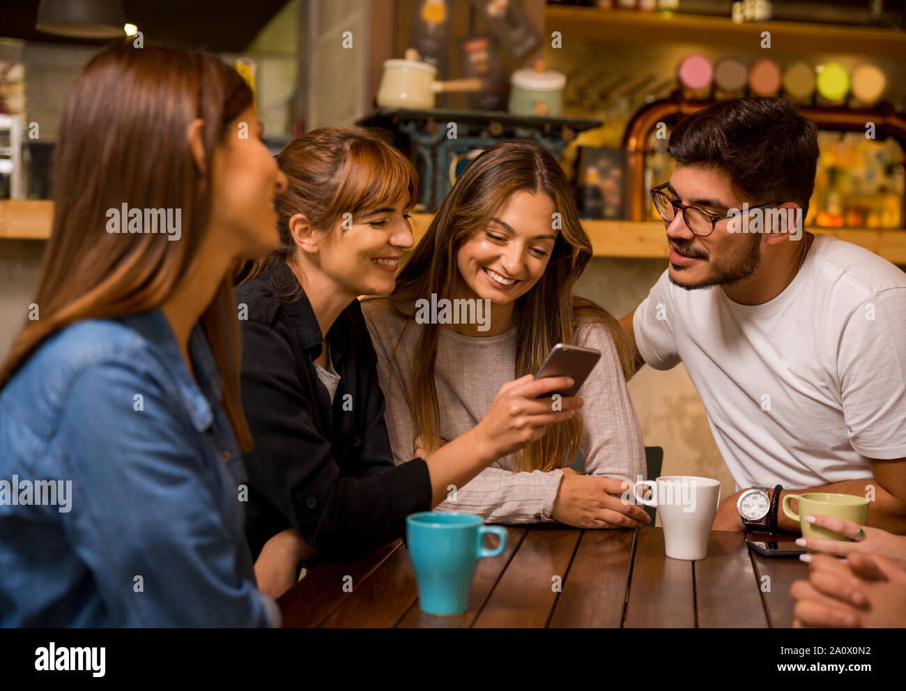 Freunde Treffpunkt im Cafe und etwas aufpassen auf das Telefon Stockfoto