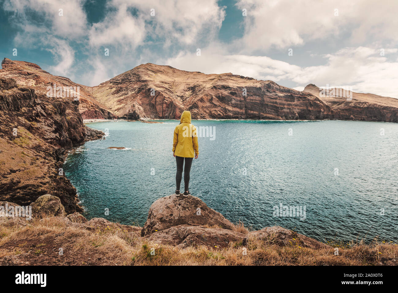 Junge weibliche Reisende geniessen der Natur Stockfoto