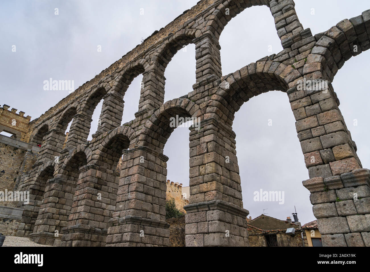 Teilweise mit Blick auf die Bögen der Römischen Aquädukt von Segovia in Spanien. Stockfoto