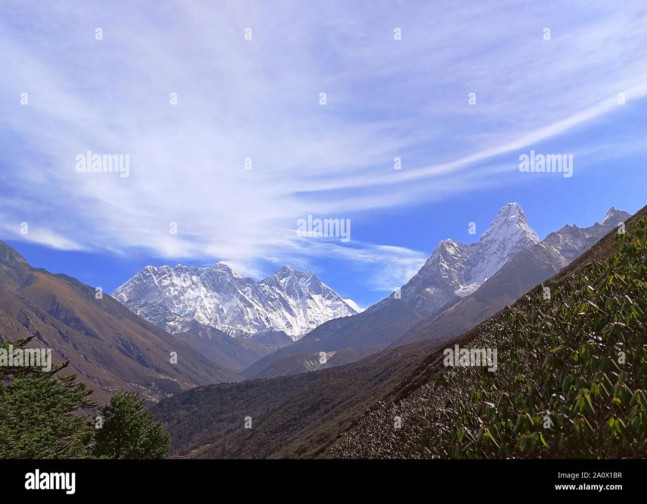 Majestätischen Blick auf Everest (8848 m), der Lhotse (8516 m) und Ama Dablam (6814 m), Gipfel der Berge des Himalaja bei Sonnenaufgang Stockfoto