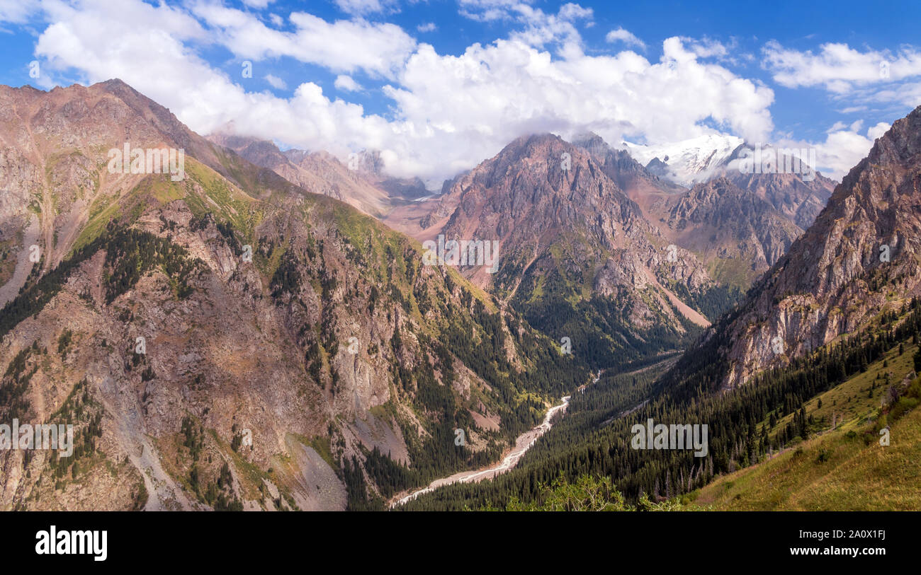 Atemberaubende Aussicht auf die schöne Links Talgar Berg Tal mit Fluss, Felsen und Wald im Tian Shan Gebirge in der Nähe von Almaty Stadt; beste Ort Stockfoto