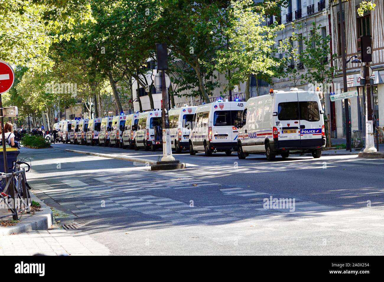 Polizei Transporter und Polizisten aufgereiht auf Boulevard im 12. Arrondissement, die Vorbereitung von Massen an Paris Jugend Klima März, Frankreich zu verwalten. Stockfoto