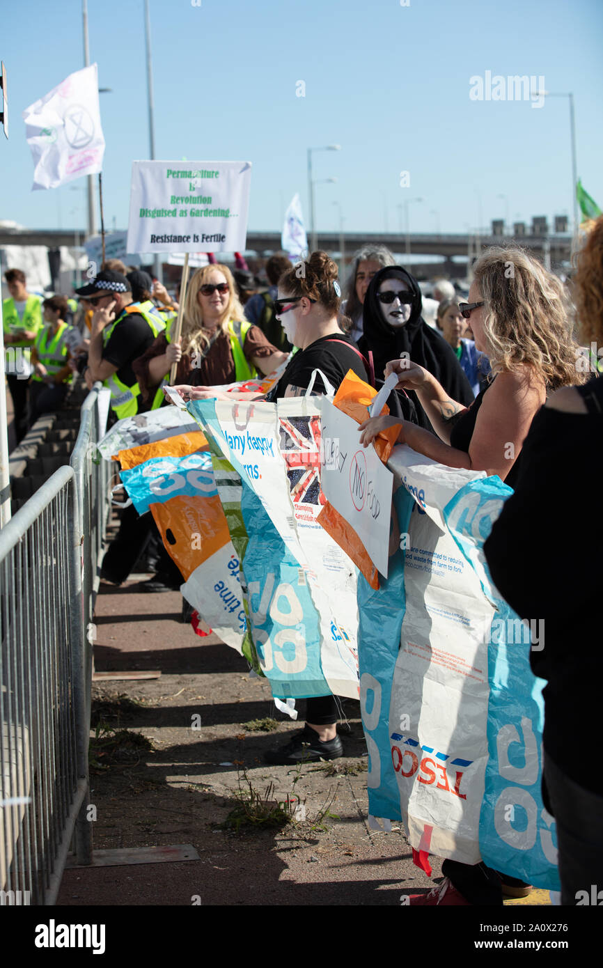 Dover, Großbritannien. 21. September 2019. Aussterben Rebellion Protest gegen die Einfuhr von Lebensmitteln in Großbritannien, die einen hohen CO2-Ausstoß und kann in Großbritannien selbst in der Nähe der Hafen von Dover, angebaut werden, was zu Verkehrsbehinderungen auf den Straßen in und um Dover. Credit: Joe Kuis/Alamy Nachrichten Stockfoto