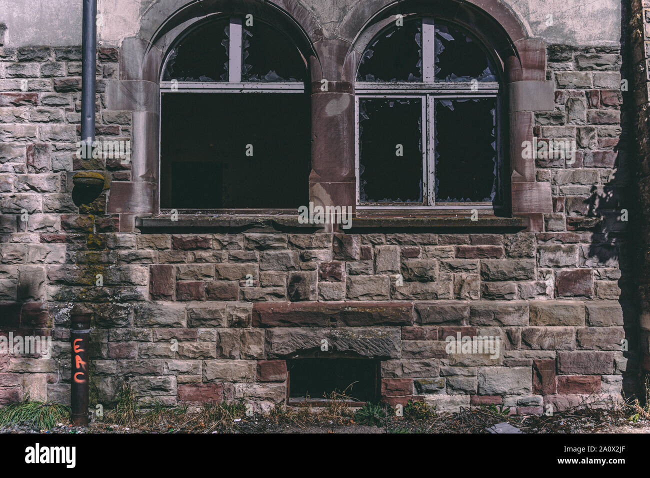 Alte verlassene Gebäude mit zwei zerstörten Windows Stockfoto