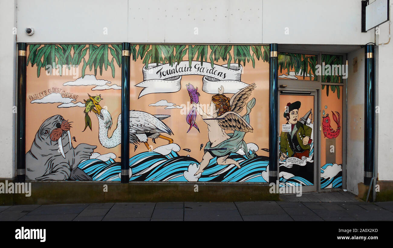 Die Fenster dieses verlassene shop Front, in der Schottischen Stadt Paisley, wurden wunderschön mit vielen Bildern und einem Nicken zu Brunnen Garten ist ein beliebter Park- und Grünflächen, in Paisley gemalt. Vielleicht ist dies eine Antwort auf all den anderen Geschäften auf der High Street, die zu schließen sind: Sie in die Leinwände für Künstler, sich selbst auszudrücken. Alan Wylie/ALAMY © Stockfoto