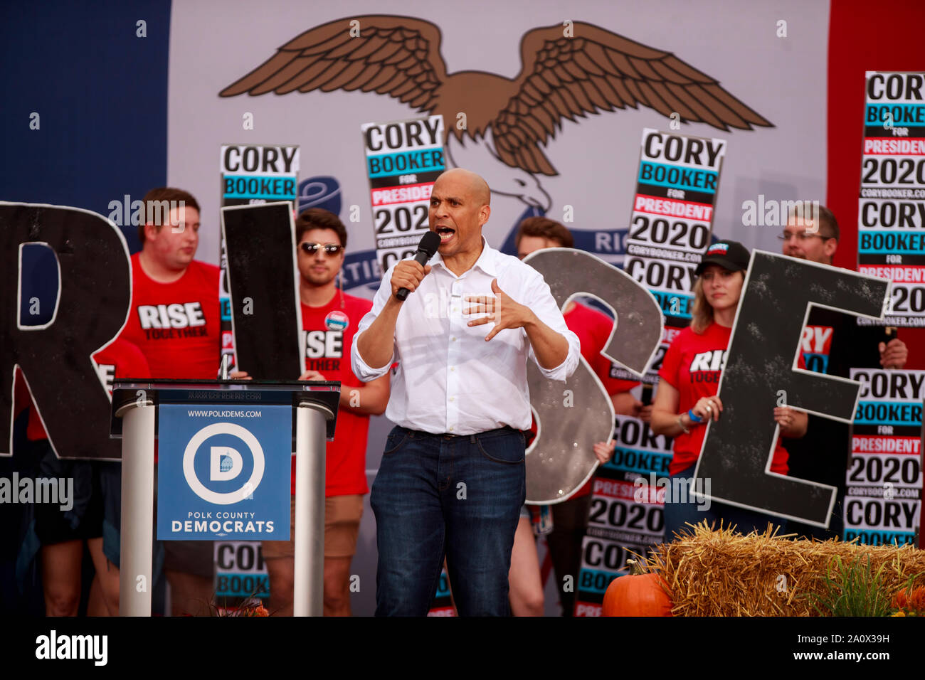 Des Moines, USA. 21 Sep, 2019. Cory Booker, der ausgeführt wird, um die demokratische Nominierung für das Amt des Präsidenten der Vereinigten Staaten, spricht während der Polk County Steak braten am Wasser funktioniert Park in Des Moines, Iowa. Das Event zog in der 17 Kandidaten für die demokratische Nominierung für das Amt des Präsidenten der Vereinigten Staaten. Die Iowa Kaukasus sind Montag, 3. Februar 2020 und obwohl keine primäre wird schmaler hinunter das Feld der Kandidaten für das Amt des Präsidenten, bevor die erste Wahl im Bundesstaat New Hampshire. Credit: SOPA Images Limited/Alamy leben Nachrichten Stockfoto