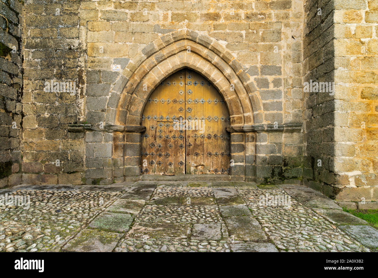 Tür der wichtigsten Kirche der Himmelfahrt Mariens, in der Stadt von Barco de Avila, in der Provinz Avila Stockfoto Tür der wichtigsten Kirche der Himmelfahrt Mariens, in der Stadt von Barco de Avila, in der Provinz Avila Stockfoto