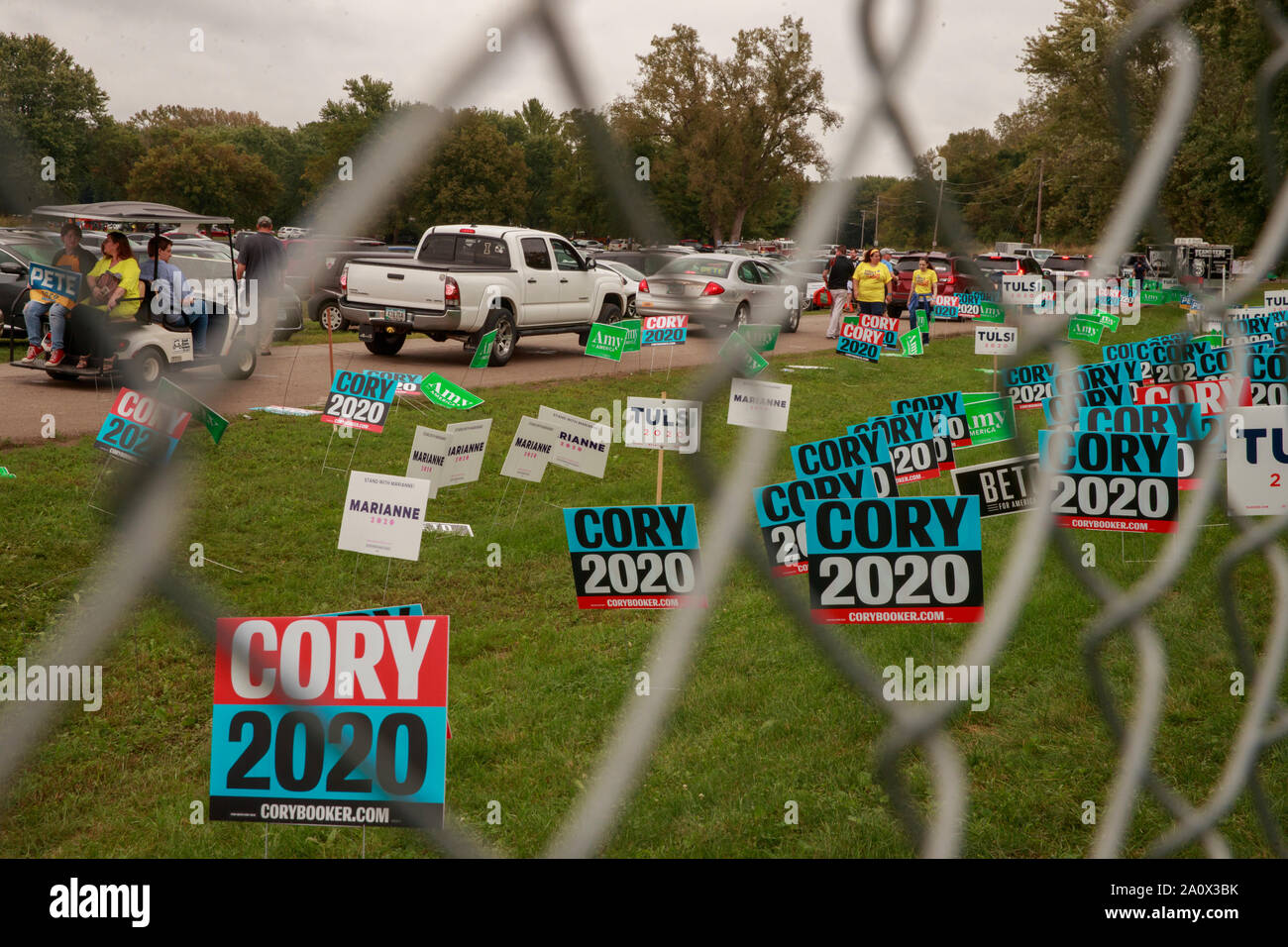 Des Moines, USA. 21 Sep, 2019. Kampagne Zeichen gesehen werden Dachhimmel eine Straße während der Polk County Steak braten am Wasser funktioniert Park in Des Moines, Iowa. Das Event zog in der 17 Kandidaten für die demokratische Nominierung für das Amt des Präsidenten der Vereinigten Staaten. Die Iowa Kaukasus sind Montag, 3. Februar 2020 und obwohl keine primäre wird schmaler hinunter das Feld der Kandidaten für das Amt des Präsidenten, bevor die erste Wahl im Bundesstaat New Hampshire. Credit: SOPA Images Limited/Alamy leben Nachrichten Stockfoto