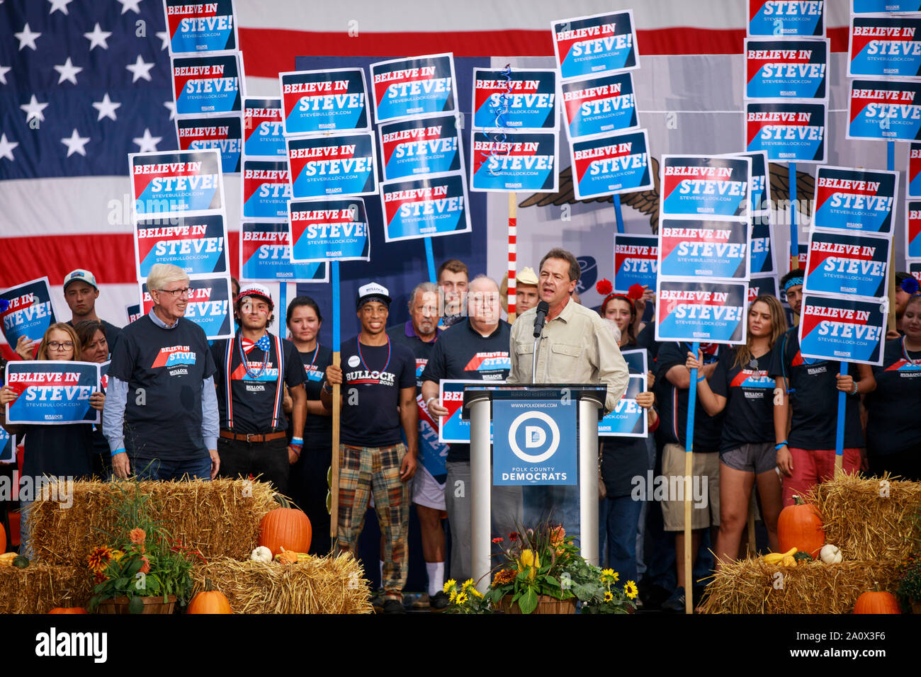 Des Moines, USA. 21 Sep, 2019. Steve Farren, der läuft für die demokratische Nominierung für das Amt des Präsidenten der Vereinigten Staaten spricht während der Polk County Steak braten am Wasser funktioniert Park in Des Moines, Iowa. Das Event zog in der 17 Kandidaten für die demokratische Nominierung für das Amt des Präsidenten der Vereinigten Staaten. Die Iowa Kaukasus sind Montag, 3. Februar 2020 und obwohl keine primäre wird schmaler hinunter das Feld der Kandidaten für das Amt des Präsidenten, bevor die erste Wahl im Bundesstaat New Hampshire. Credit: SOPA Images Limited/Alamy leben Nachrichten Stockfoto