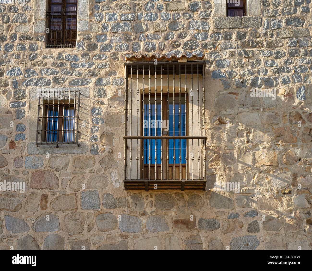 Fenster und Balkon auf die Mauern von Ávila, in Spanien Stockfoto Fenster und Balkon auf die Mauern von Ávila, in Spanien Stockfoto