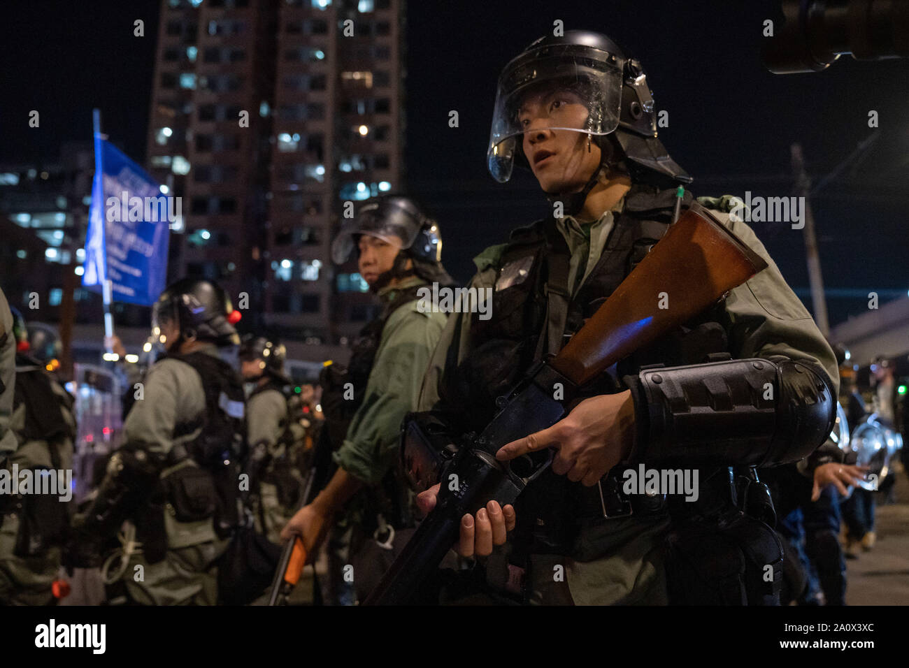 Ein Polizist hält seine Waffe während des Protestes. Pro-demokratischen Demonstranten weiterhin Demonstrationen in Hongkong, die der Stadt Chief Executive Carrie Lam, sofort den Rest Ihrer Anforderungen erfüllen, einschließlich einer unabhängigen Untersuchung über die Brutalität der Polizei, den Rückzug der Wort "Riot" die Kundgebungen zu beschreiben, und das allgemeine Wahlrecht, wie das Gebiet stellt eine Führungskrise. Stockfoto